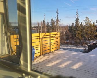 Aurora Views & Arctic Vibes, Adult Only — Stay Near Trails & Great slave Lake - Yellowknife - Balcony