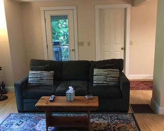 Serene, Private Waterfront House --Perfect Summer Retreat! - Becket - Sala de estar