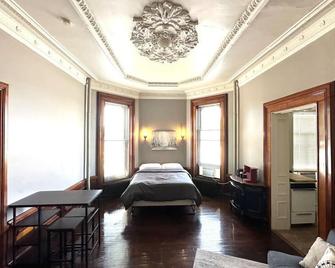 Historical Studio Apt - Walk to All of Downtown - Bay City