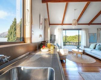 The Summer Shack - Freycinet Holiday Houses - Coles Bay - Living room