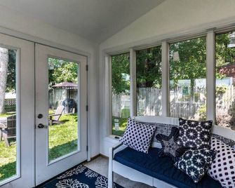 Blue Heron Way Fenced Yard & Beach Access - Verona - Living room