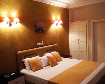 هوتل يابيسو - لومي - غرفة نوم