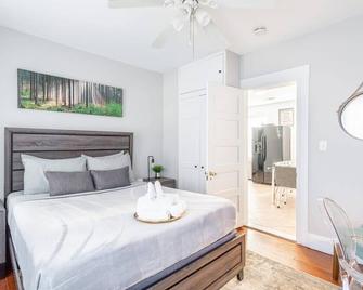 Sunny & Spacious 2bd 1ba Wfh Apt-Huge Yard & Patio - Fairfield - Спальня