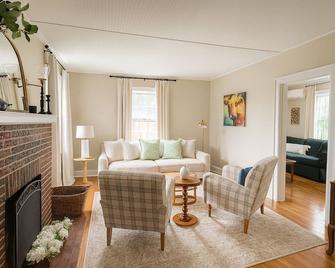 D-town Farmville, close to HighBridge Trail,Greenfront,Longwood,Hampden-Sydney - Farmville - Living room