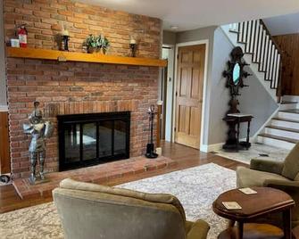 Enjoy Privacy and Beautiful views of Southern VT - Jamaica - Living room