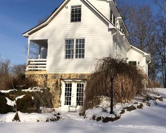 Hunt Box-Antique Filled Cottage On Lowelands Farm-Middleburg zonr-2024-012704 - Middleburg - Building