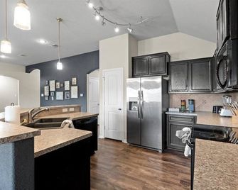 Comfortable 3BR Home in Salado - Salado - Cucina