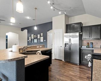 Comfortable 3BR Home in Salado - Salado - Kuchyň