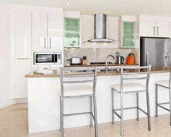 Amalfi #7 | Short Walk To Beach, Shops And Cafes, Wifi | By Accom Holidays - Terrigal - Küche