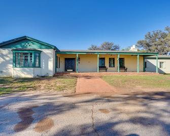 Secluded Ranch with Courtyard about 4 Mi to Odessa! - Odessa - Building