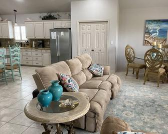 Waterfront! Super Spacious - Lighted Private Pier - Family Memories Made Here! - Port Lavaca - Obývací pokoj