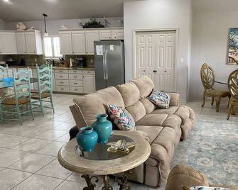 Waterfront! Super Spacious - Lighted Private Pier - Family Memories Made Here! - Port Lavaca - Obývací pokoj