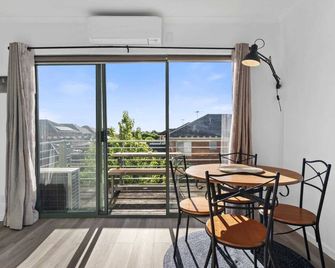 Snug 2-bed Townhouse Near Bustling Shops - Maribyrnong - Balcón