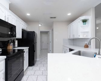 Tastefully remodeled and furnished home in the heart of Brownsville. - Brownsville - Kitchen
