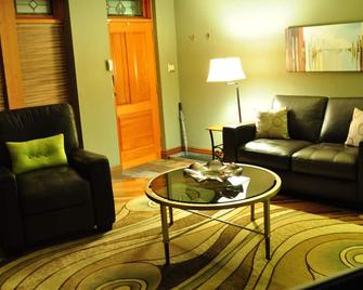 Historic Home In The South Side - Pittsburgh - Living room