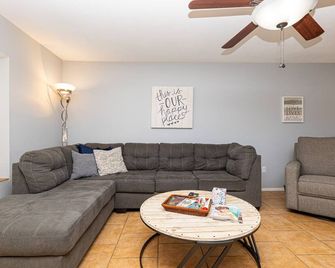 2-bedroom condo just 17 minutes from Harrah's Laughlin Casino - Laughlin - Living room