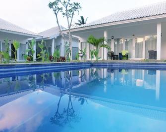 Lombok Holiday Hotel - Kuta - Pool