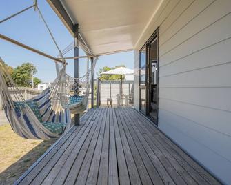 Shore Beats Work - Whangamata Holiday Home - Whangamata - Balkón