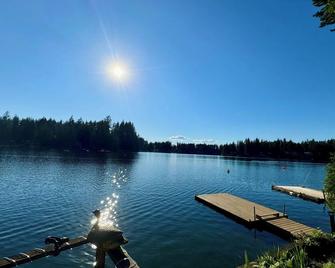 Cozy 2-bedroom lakefront cabin with tranquil views and sauna - Shelton