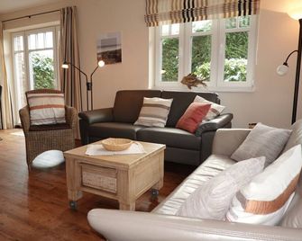 This detached house with a spacious plot is located at Flurstraße 28 in Wyk, - Wittdün - Wohnzimmer