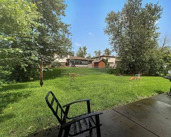 Modern 4br Retreat Spacious Living, Fireplace & Finished Basement - Matteson - Terasa