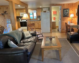 Camp Champion Otsego Lake Waterfront, Charming 'Legacy Camp', 3 bdrm / 2 bath - Cooperstown - Living room