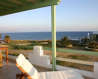 Julia's Beach Studio by the sea, with terrace and sea view. - Parikia - Balcony