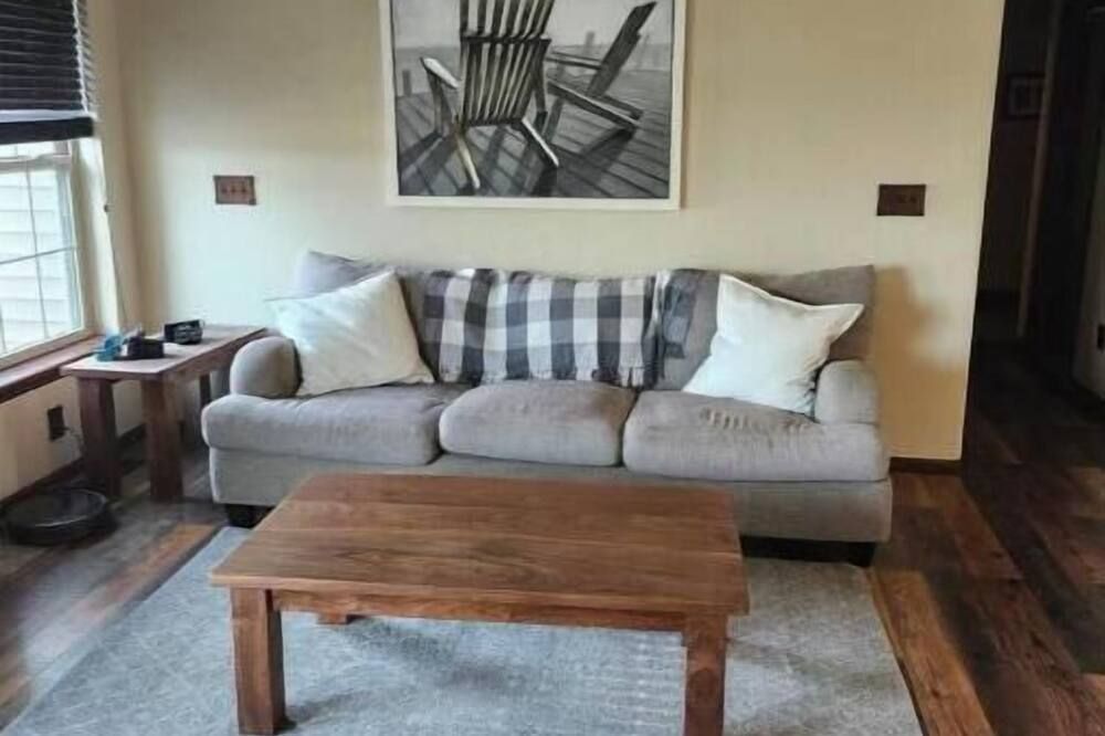 Spacious 5-bedroom house in serene North Liberty with AC