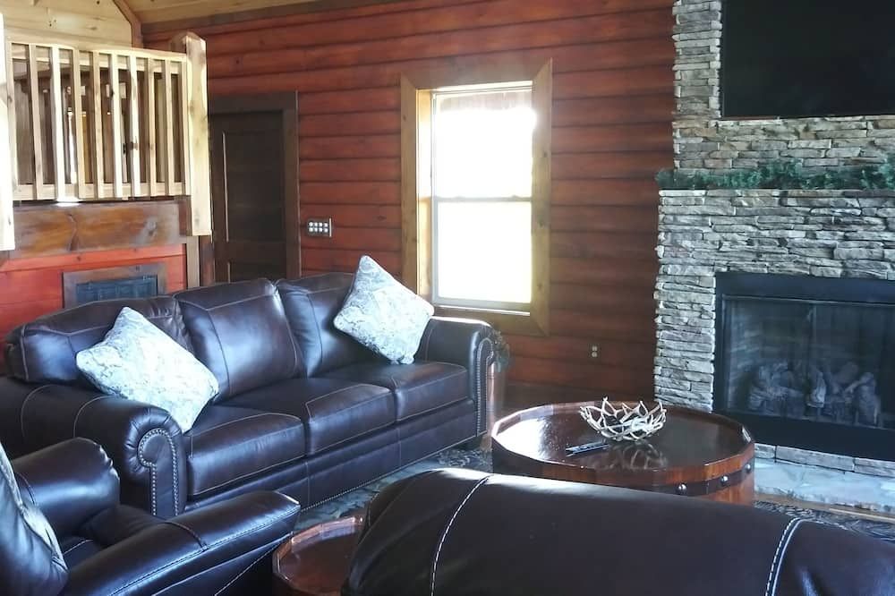 Private fishing pond with cabin and hot tub!! Perfect vacation spot. - Fort Payne - Huiskamer