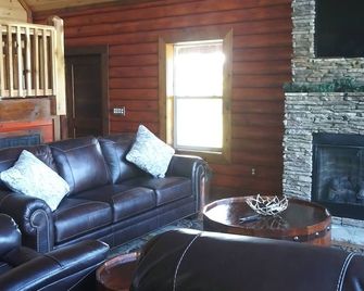 Private fishing pond with cabin and hot tub!! Perfect vacation spot. - Fort Payne - Obývací pokoj