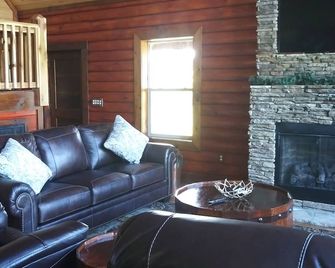 Private fishing pond with cabin and hot tub!! Perfect vacation spot. - Fort Payne - Huiskamer