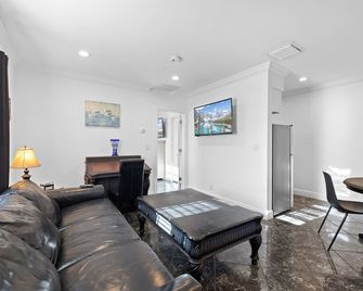 UNIT # 1 200 steps Lauderdale By The Sea Beach or Downtown 1 Bdr, ground floor - Lauderdale-by-the-Sea - Living room