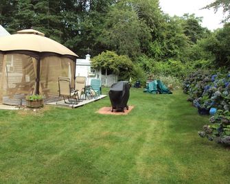 Walk to the beach and listen to the birds from this comfortable private cottage! - Brewster - Patio