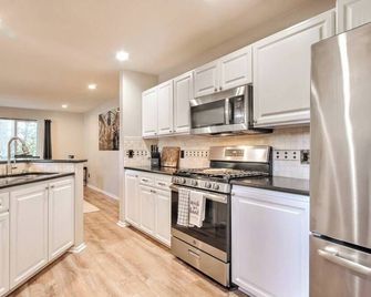 Cozy Townhouse Tucked Away in Gig Harbor - Gig Harbor - Cocina