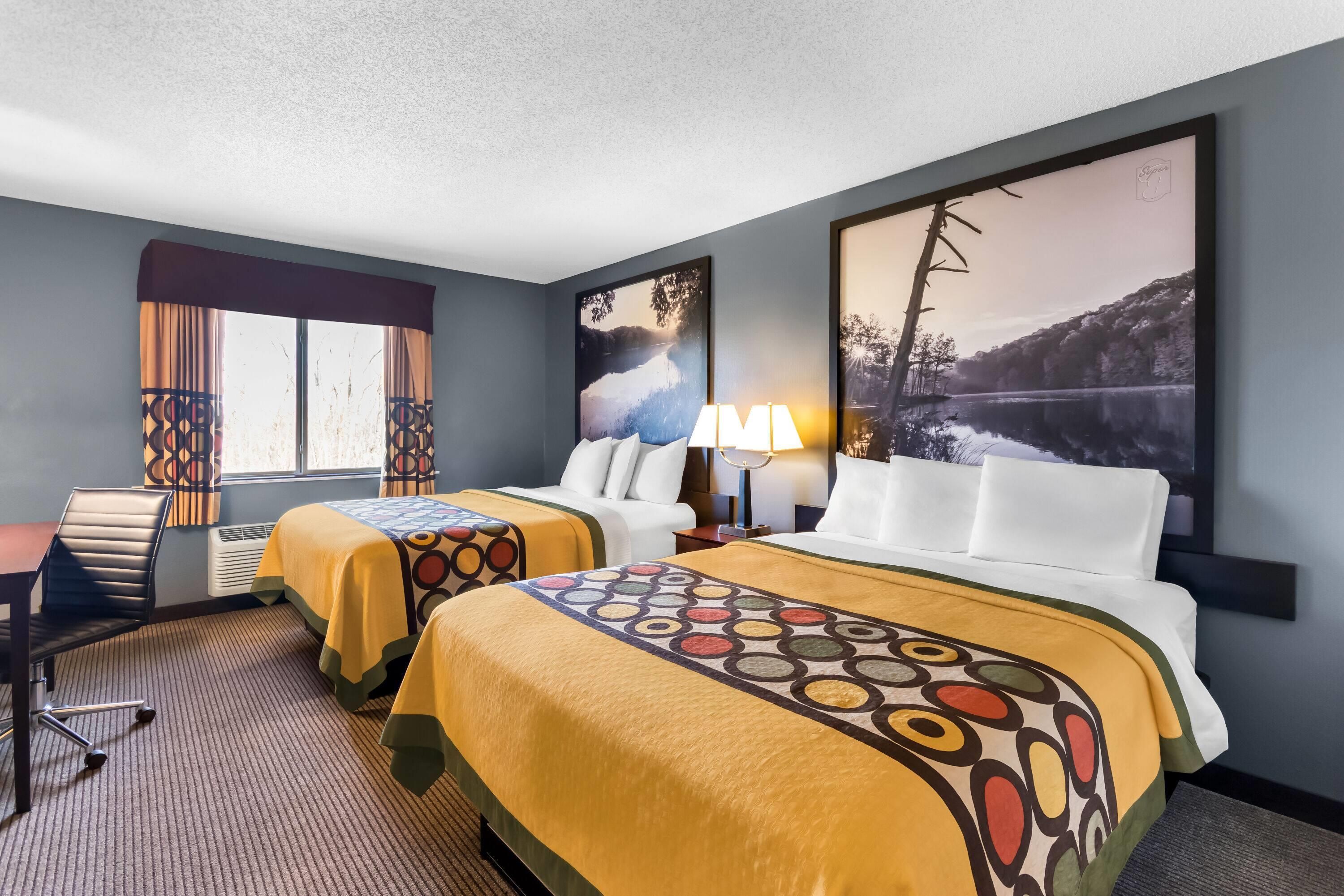 Super 8 by Wyndham Bloomington University Area - Bloomington - Schlafzimmer