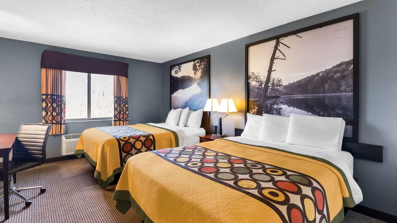 Super 8 by Wyndham Bloomington University Area