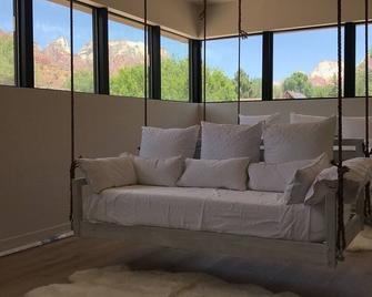 Observation Point- 2 Miles From Main Entrance To Znp One Of A Kind Experience! - Springdale - Living room