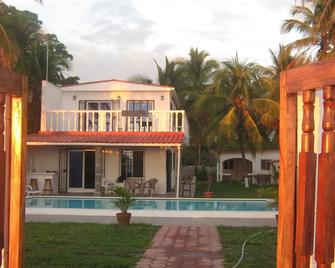 Cozy Beach House in front of the ocean with a private outdoor pool! - San Luis Talpa - Piscina