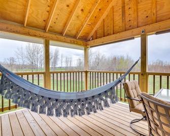 Cozy Solar-Powered Loft: Walk to Lake Champlain! - Swanton - Balcony