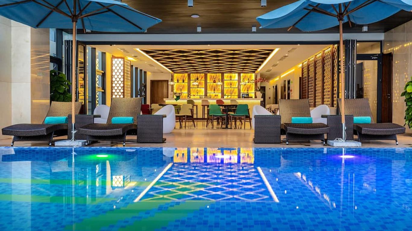 Maximilan Danang Beach Hotel