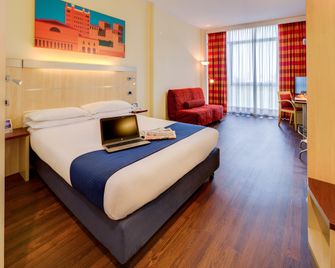 هوليدي إن إكسيرس بارما - بارما - غرفة نوم