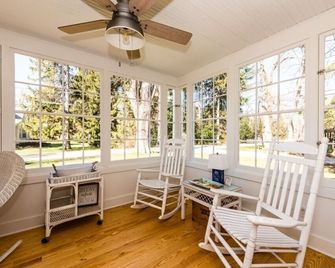 Lakeside Home Walking Distance To Association Beach! - Lakeside - Living room