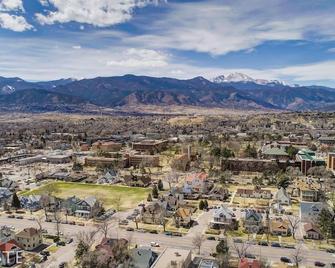 1BR Downtown Townhome King Bed, 5 Min to Shops - Colorado Springs - Outdoor view