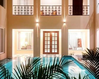 Nestled in outskirts 20 minutes of drive from City palace. - Udaipur - Piscina
