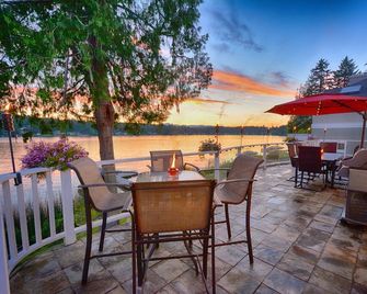 Lakefront Home-4 Bedrooms, 3 Full Bathrooms-Sleeps 10+ Hot Tub and Kayaks - Bremerton - Patio