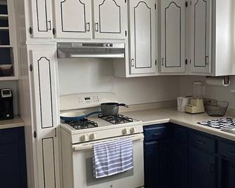 Cozy 20s Vintage 2BR House in Chisholm - Chisholm - Kitchen