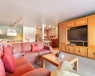 Summit #33-Cute 1 bedroom across from the slopes-no car needed! - Mammoth Lakes - Pokój dzienny