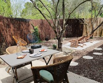 Gîte Nomade Étage, Vue Parc - Mas La Pauline - Saint-Rémy-de-Provence - Patio