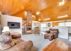 Riverfront Dayton Getaway on 700 Wooded Acres! - Dayton - Living room