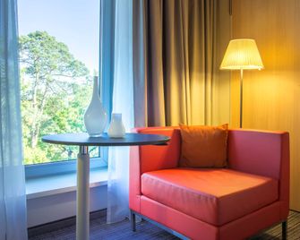 Park Inn by Radisson Frankfurt Airport - Frankfurt am Main - Living room